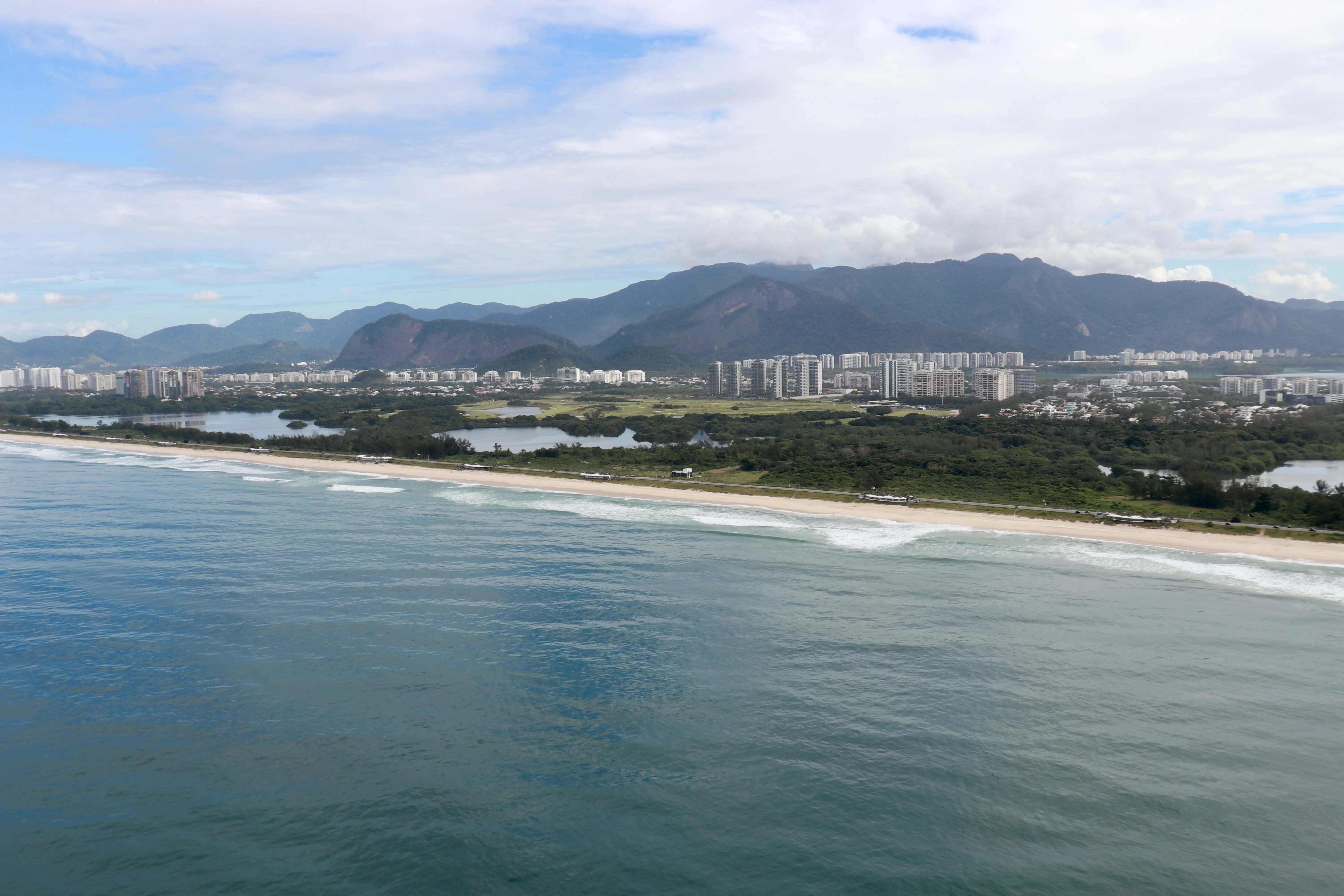 Vista aérea de la Playa de Joatinga y la Pedra da Gávea durante un paseo en helicóptero
